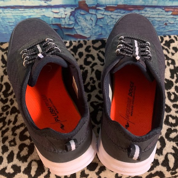 Athletic Works Women's Pull-On Sneakers - Picture 3 of 8